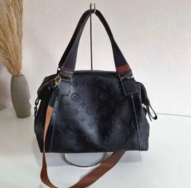 Bolsa LV Estampada em Relevo Preta