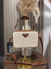 Bolsa Prada Palha Compacta e Elegante