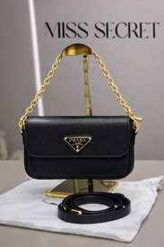 Bolsa Prada com Corrente Dourada