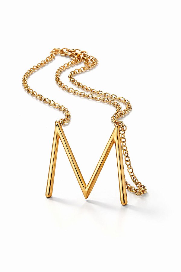 Colar Letra M em Metal Dourado