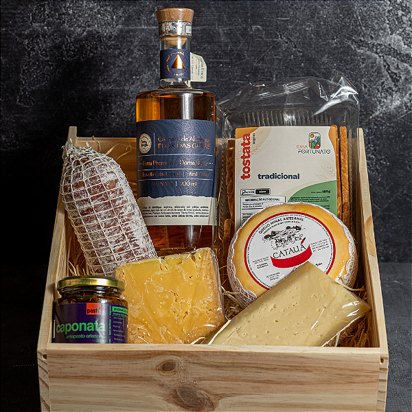 Caixa de Presente - Maleta de Madeira Pinus - 3 Queijos Artesanais + Cachaça Extra Premium+ Charcutaria + Antepasto + Torradas