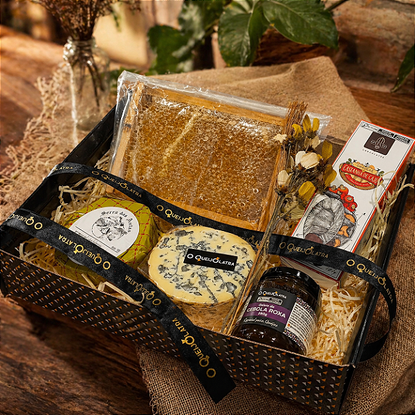 Cesta de Presente Amor que Transborda - 2 Queijos Artesanais + Favo de Mel + Geleia + Chocolate