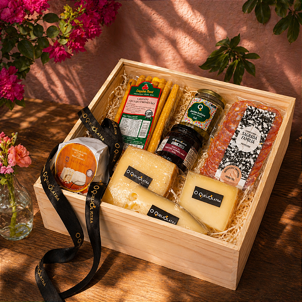 Cesta de Dia das Mães — Maleta de Pinus - 4 queijos artesanais + charcutaria + geleia + grissini