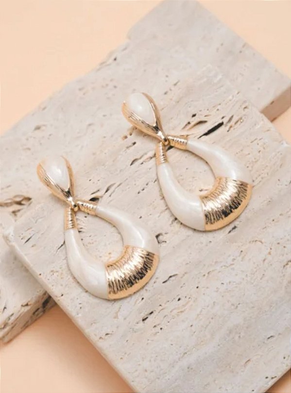 Brinco Longo Resina Nude Banhado a Ouro 18K