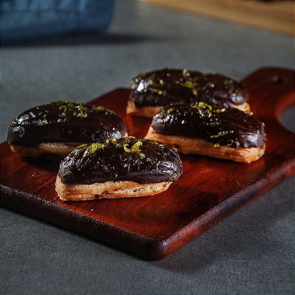Éclair Mini de Creme de Laranja com Cobertura de Chocolate Meio Amargo - 4 unidades