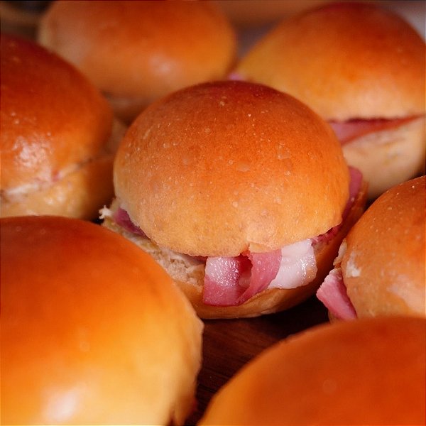 Mini Sanduiche Pão de Hambúrguer 100% Manteiga Mortadela e Pasta de Alho Poró