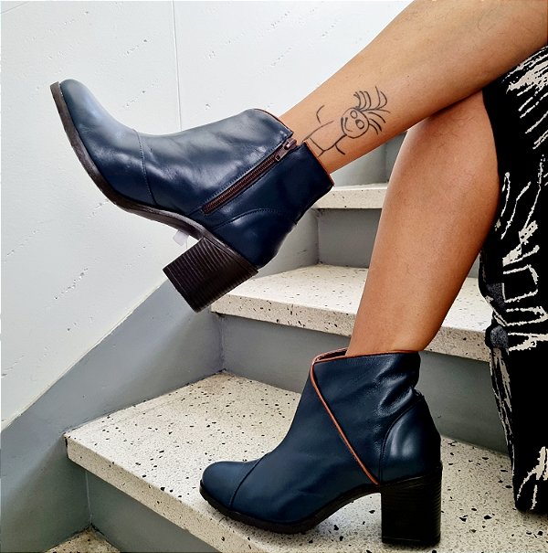 BOTA ESTILO ANKLEBOOT AZUL MARINHO COM FRISO NA COR CONHAQUE