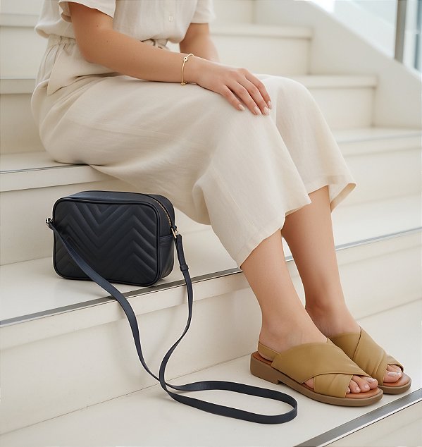 BOLSA EM COURO MATELASSÊ AZUL MARINHO