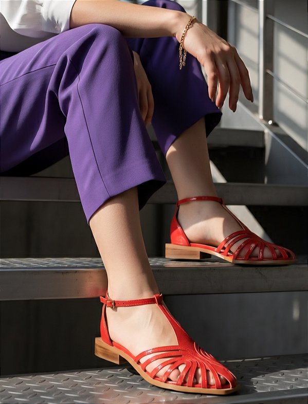 SANDÁLIA EM COURO RASTEIRA E TIRAS DELICADAS VERMELHO TOMATE