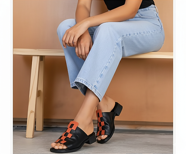 SANDÁLIA ESTILO CHINELO EM COURO DETALHE TRELIÇA LARANJA