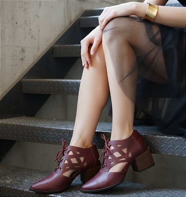 SAPATO  BORDÔ EM COURO DETALHES VAZADOS