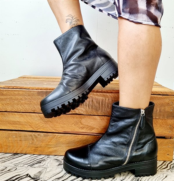 BOTA PRETA CANO CURTO EM COURO