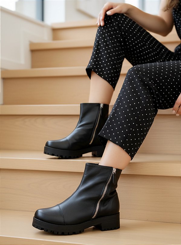 BOTA PRETA CANO CURTO EM COURO