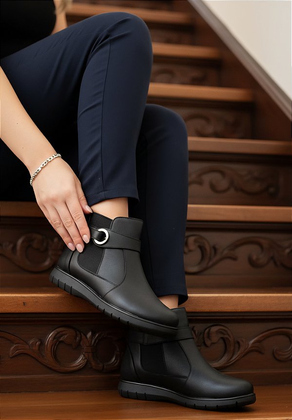 BOTA PRETA EM COURO SALTO BAIXO