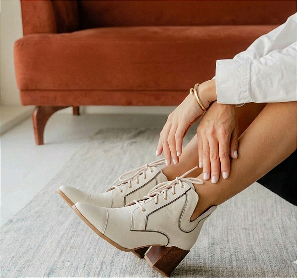 BOTA MARFIM EM COURO