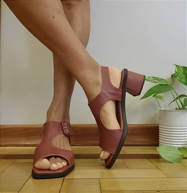 SANDÁLIA EM COURO BORDÔ