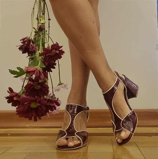 SANDÁLIA BORDÔ EM COURO VERNIZ