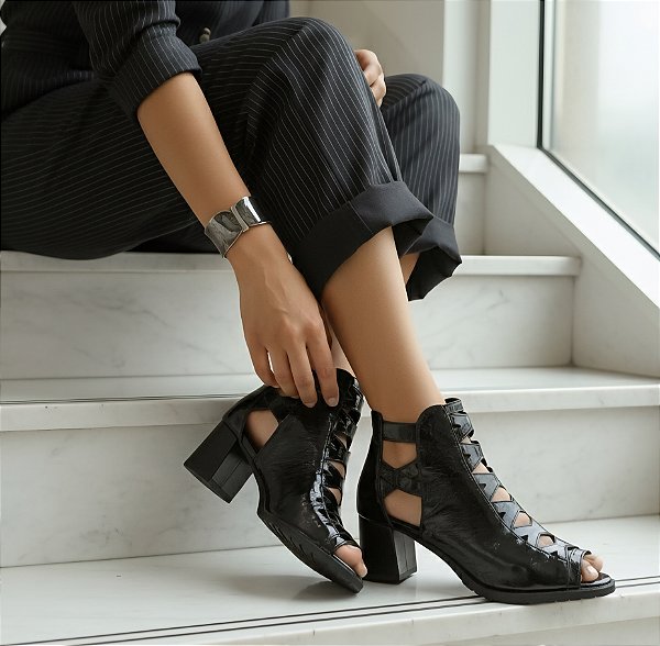 SANDÁLIA ABOTINADA EM COURO VERNIZ PRETA