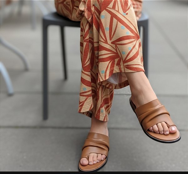 CHINELO EM COURO NA COR CHOCOLATE