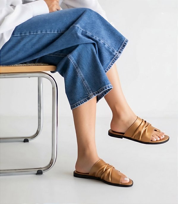 CHINELO EM COURO NA COR CHOCOLATE