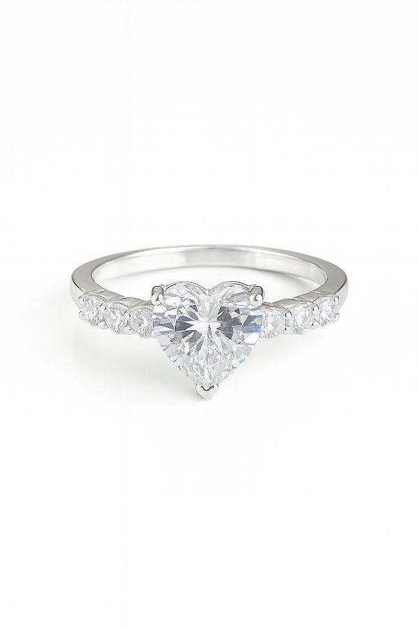 Anel solitário coração cravejado nas laterais prata 925