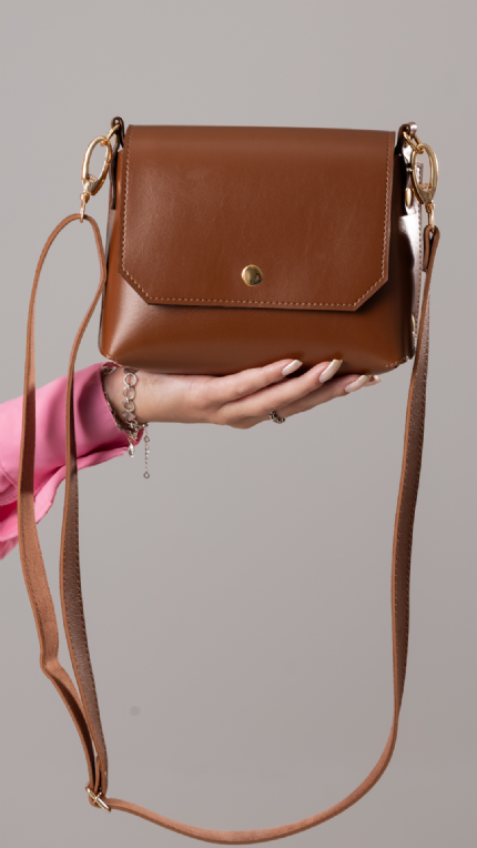 Bolsa Claudia Cor Caramelo - Tamanho P - Ferragem em Niquel (prata)