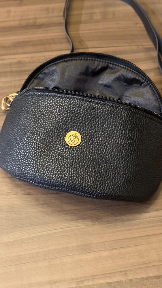 Pochete na cor preta com alça de sintético (Ferragem dourado)