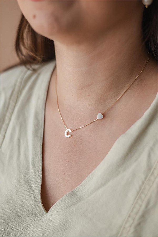 Colar letrinha C de madrepérola com coração