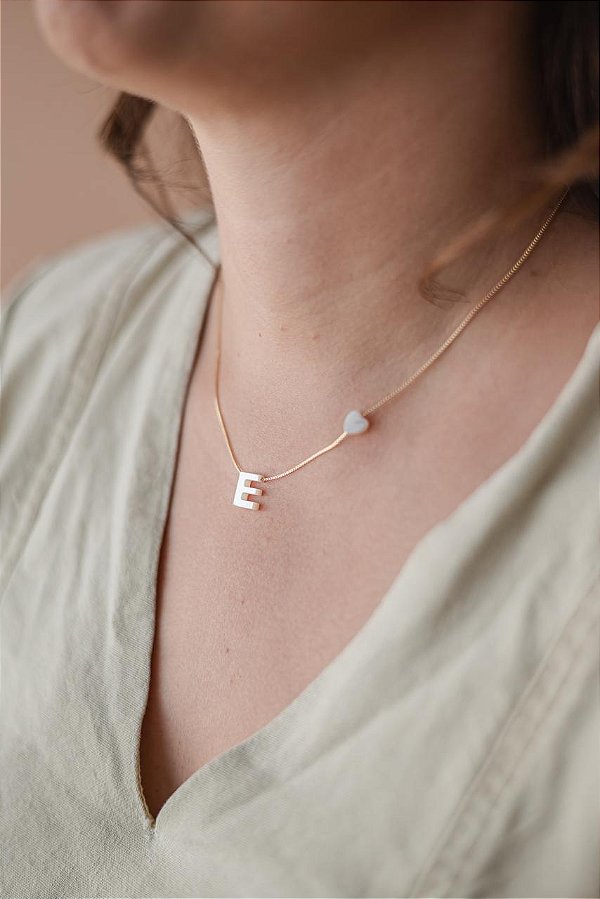 Colar letrinha E de madrepérola com coração