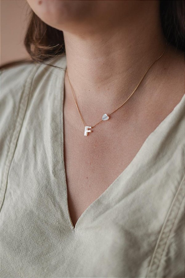 Colar letrinha F de madrepérola e coração