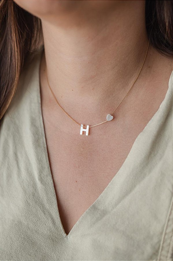 Colar letrinha H de madrepérola e coração
