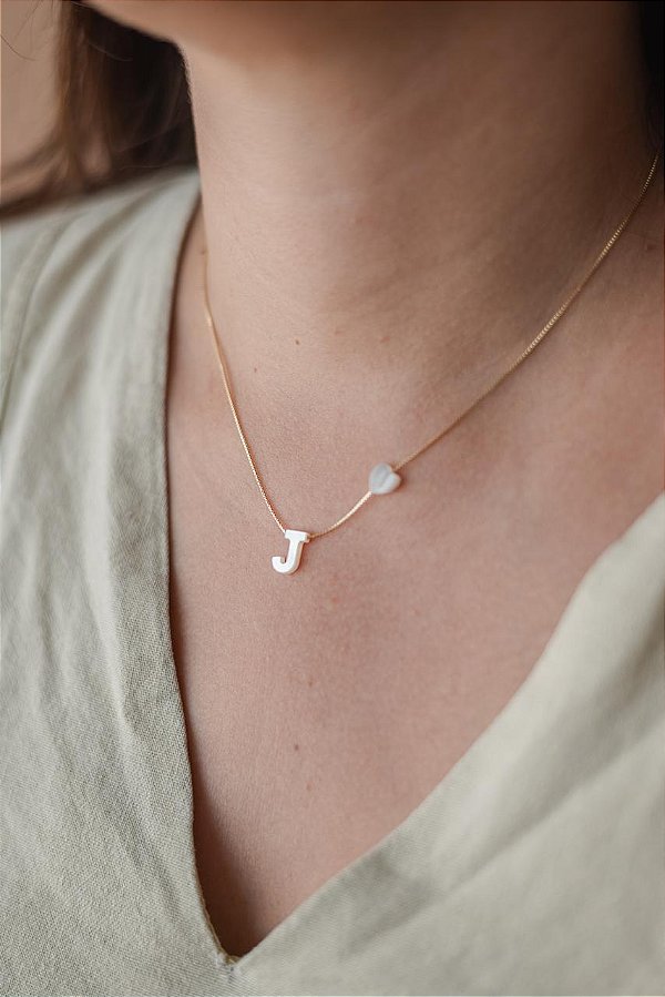 Colar letrinha J de madrepérola e coração