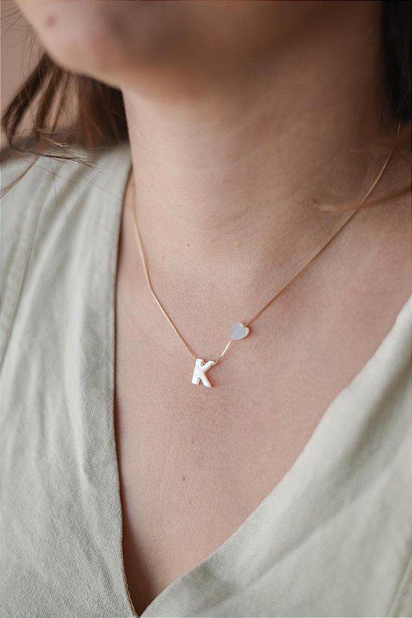 Colar letrinha K de madrepérola e coração