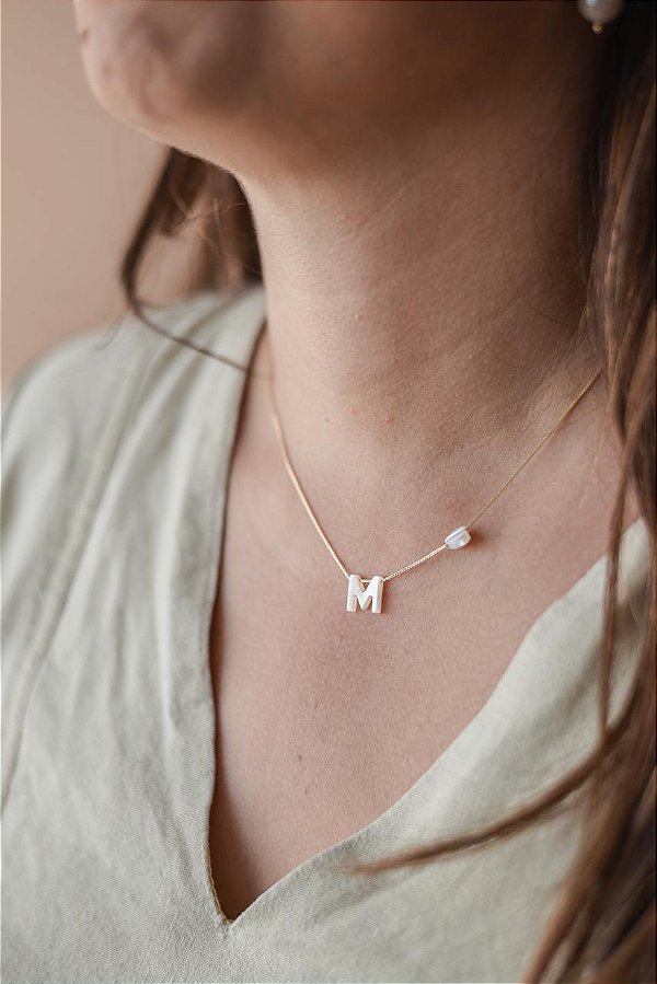 Colar letrinha M de madrepérola e coração