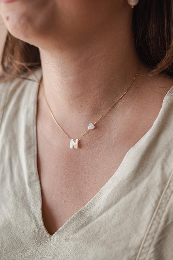 Colar letrinha N de madrepérola e coração