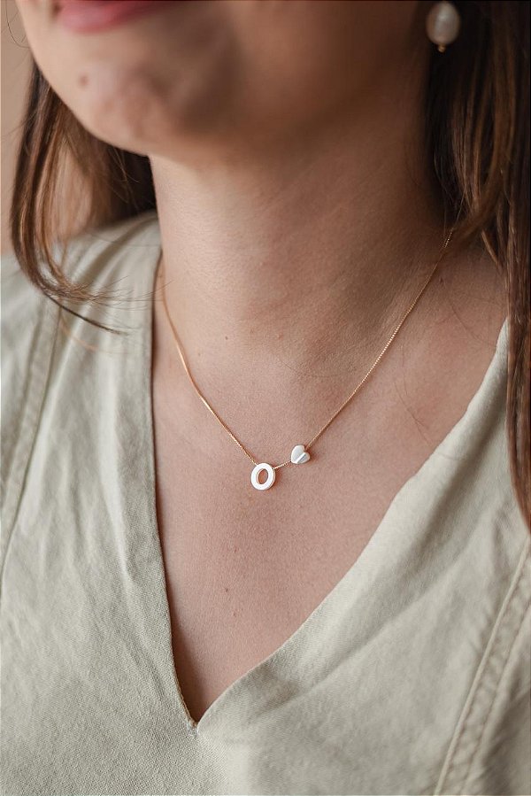 Colar letrinha O de madrepérola com coração