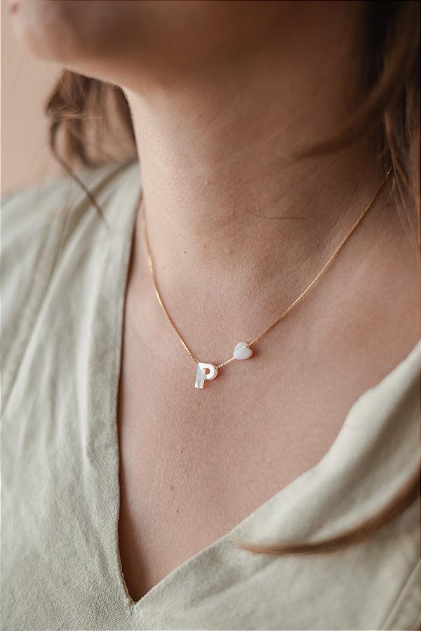 Colar letrinha P de madrepérola com coração