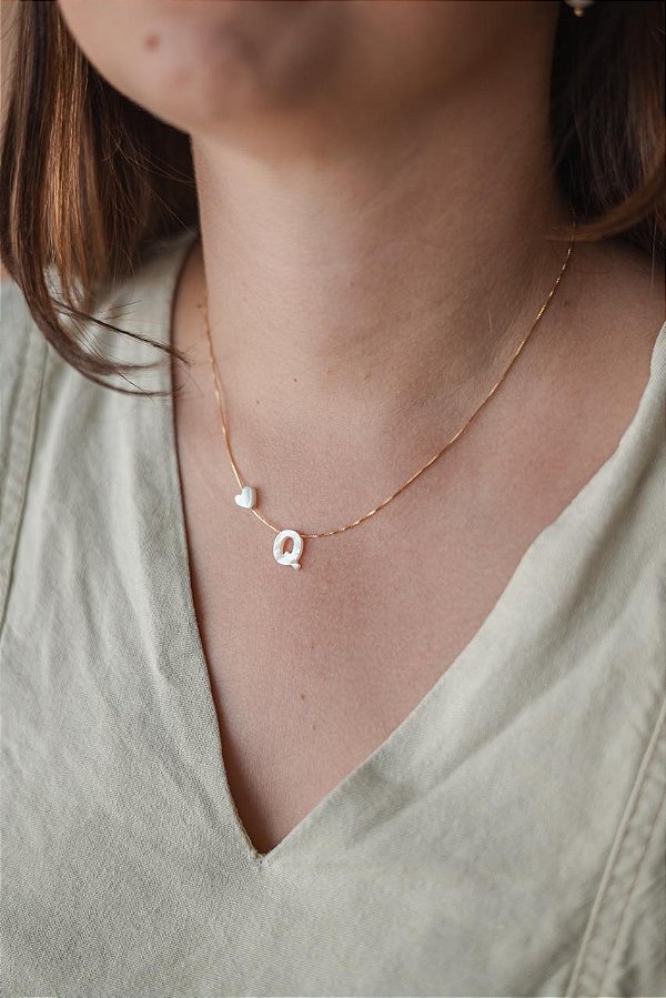 Colar letrinha Q de madrepérola com coração