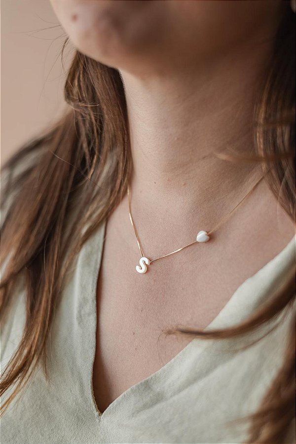 Colar letrinha S de madrepérola com coração