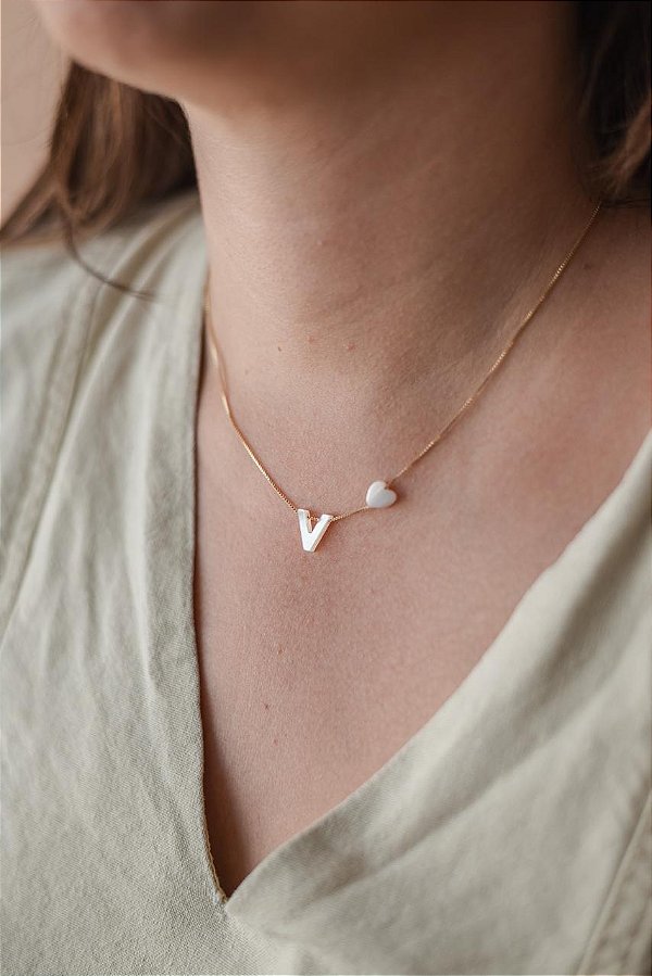 Colar letrinha V de madrepérola com coração