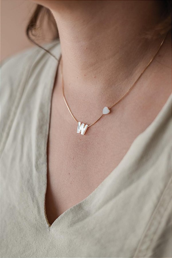 Colar letrinha W de madrepérola com coração