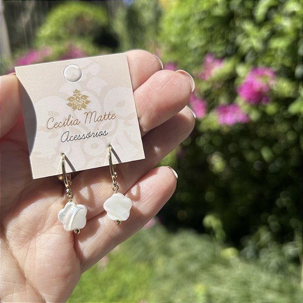 Brinco argolinha com flor de madrepérola