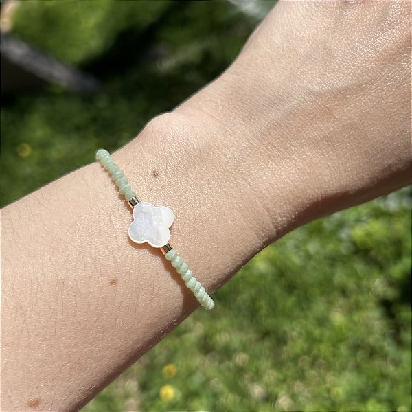Pulseira silicone cristais verde claros e trevo de madrepérola