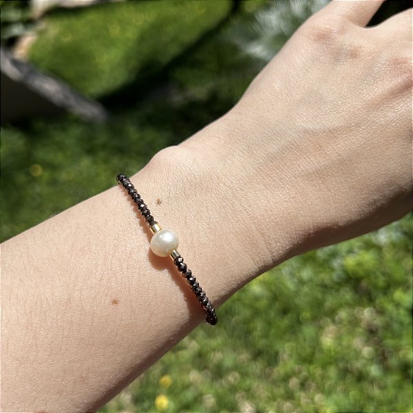 Pulseira silicone cristais marrom escuro e pérola batata