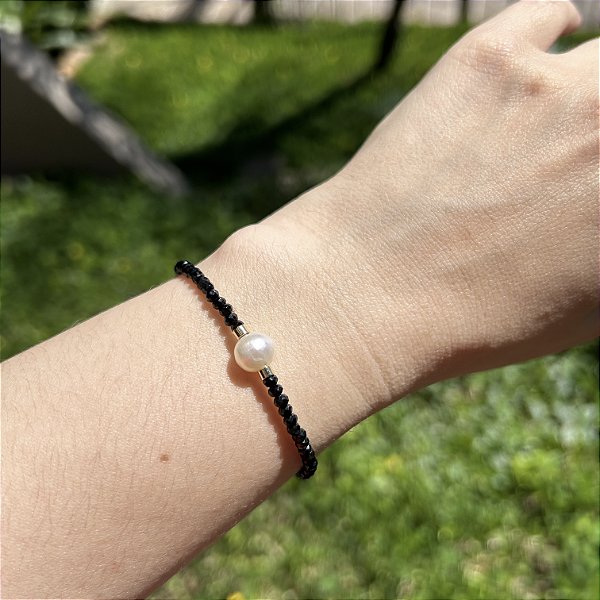 Pulseira silicone cristais pretos e pérola batata