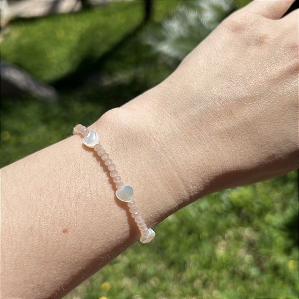 Pulseira silicone cristais nude e corações de madreperola