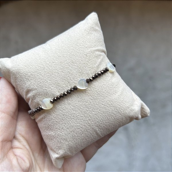 Pulseira silicone cristais marrom escuros e corações de madrepérola