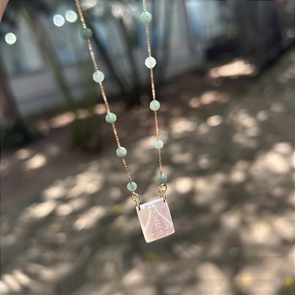 Colar longo Esmeraldas e medalha de Nossa Senhora Aparecida em madrepérola