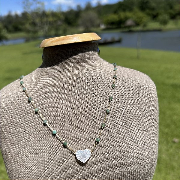 Colar Esmeraldas e coração de madrepérola