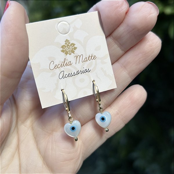 Brinco argolinha com coração de olhinho grego em madrepérola